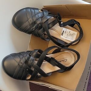 Womens CLARKS nw sandals sz 9, comfort walking shoes